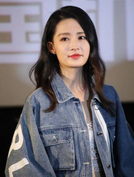 娱乐圈恋情曝光,张艺兴李沁疑似姐弟恋,十指相扣漫步街头好甜蜜