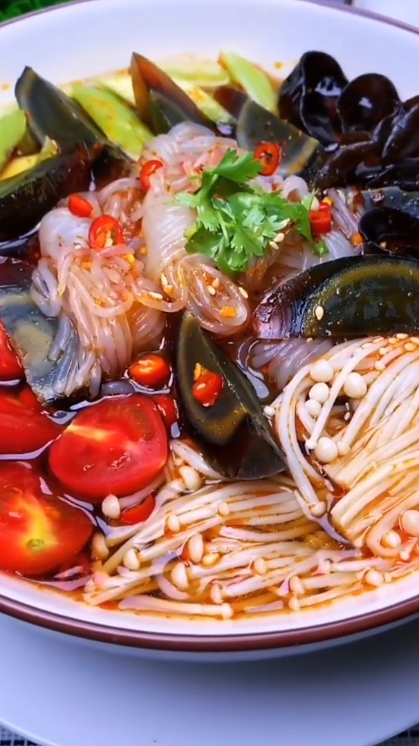 来一份酸辣又爽口的捞汁什锦吧,可以选择自己喜欢的蔬菜随意搭配-度小