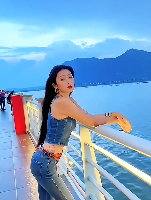 三亚海边街怕小姐姐看到她穿的这一身比基尼真是太养眼了