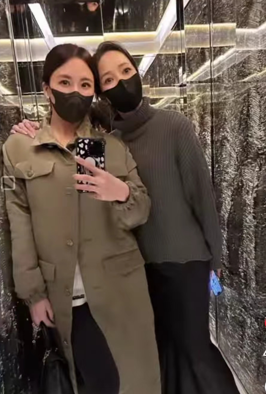 侯佩岑与陶喆妻子同框,手搭肩膀感情好,闺蜜俩身材苗条气质佳