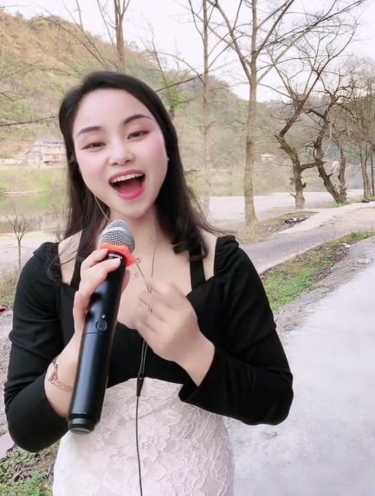 民族歌手丹丹户外演唱《美丽的松山湖》欢迎大家观看-度小视