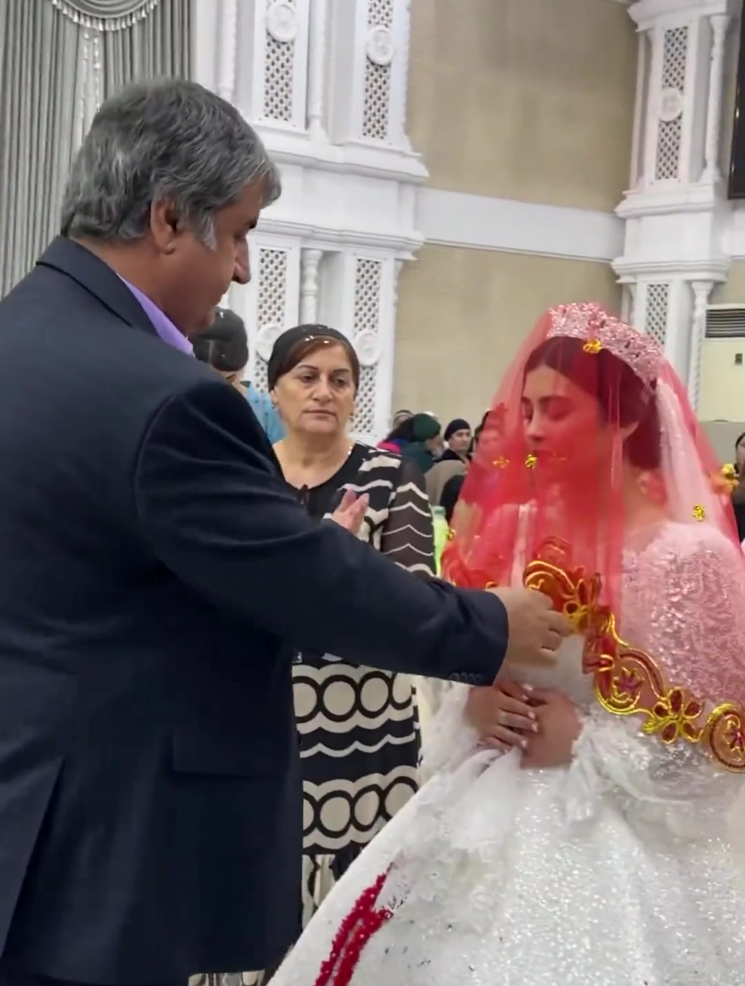 土耳其婚礼,公公为新娘掀开红盖头,婆婆送上金项链