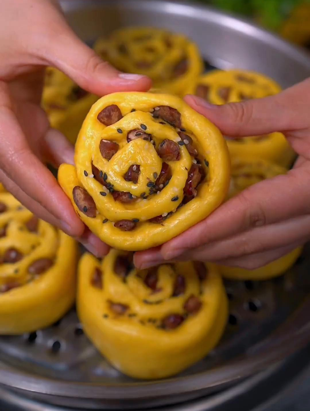 这样做的南瓜红枣芝麻卷蓬松暄软,枣香浓郁-度小视