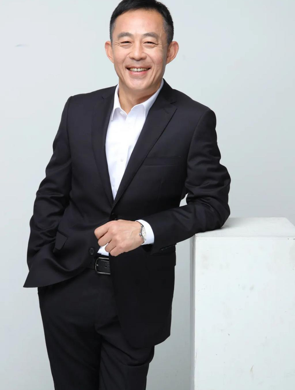 "荧幕硬汉"侯勇,情史丰富,3任妻子1个情人,集齐70,80,90后