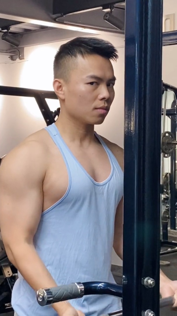 如何让肌肉男瞬间破防,小表情太贱了,学到了吗?