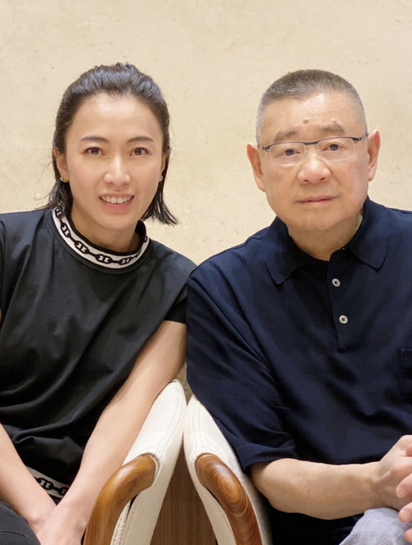 71岁刘銮雄近况曝光,行动不便被人搀扶,甘比为何撇下他不管(4)-度小视