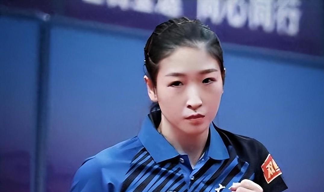 刘诗雯那时她的身高还没有台子高,所以她爸爸就垫了块小木板.