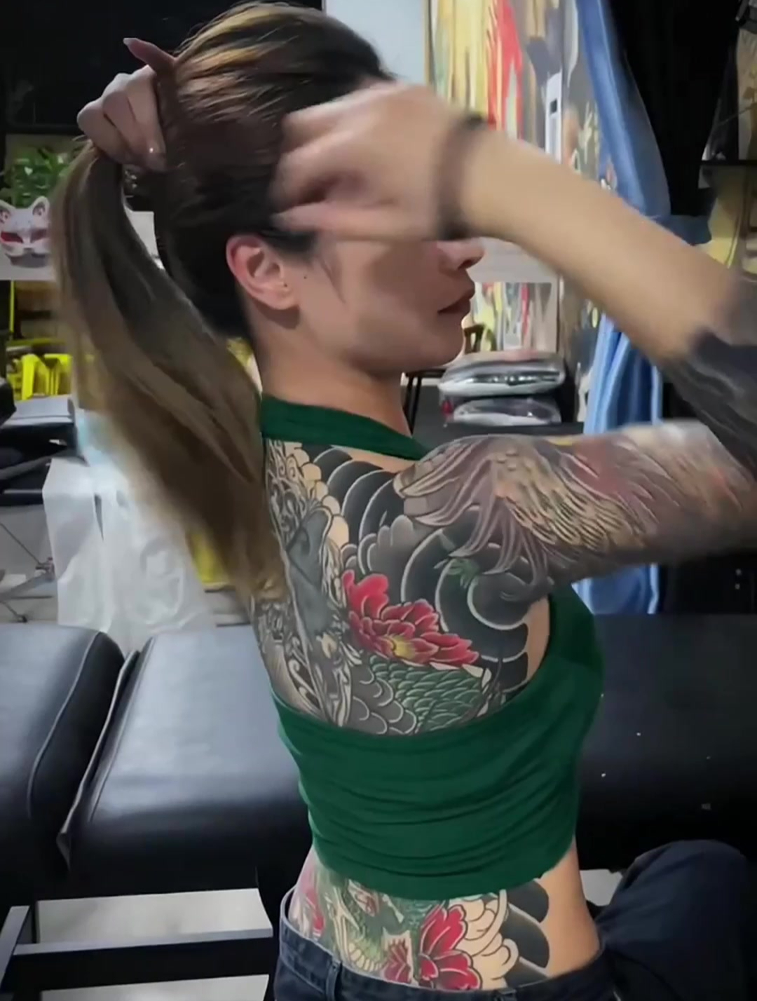小姐姐为了变美有多拼?在后背纹满纹身,看着都疼系列!
