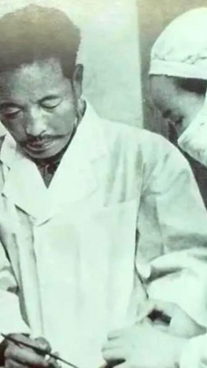 [抠鼻]1945年,一位日本军医拿起手枪,指着季德胜的脑袋,[汗]要求他交