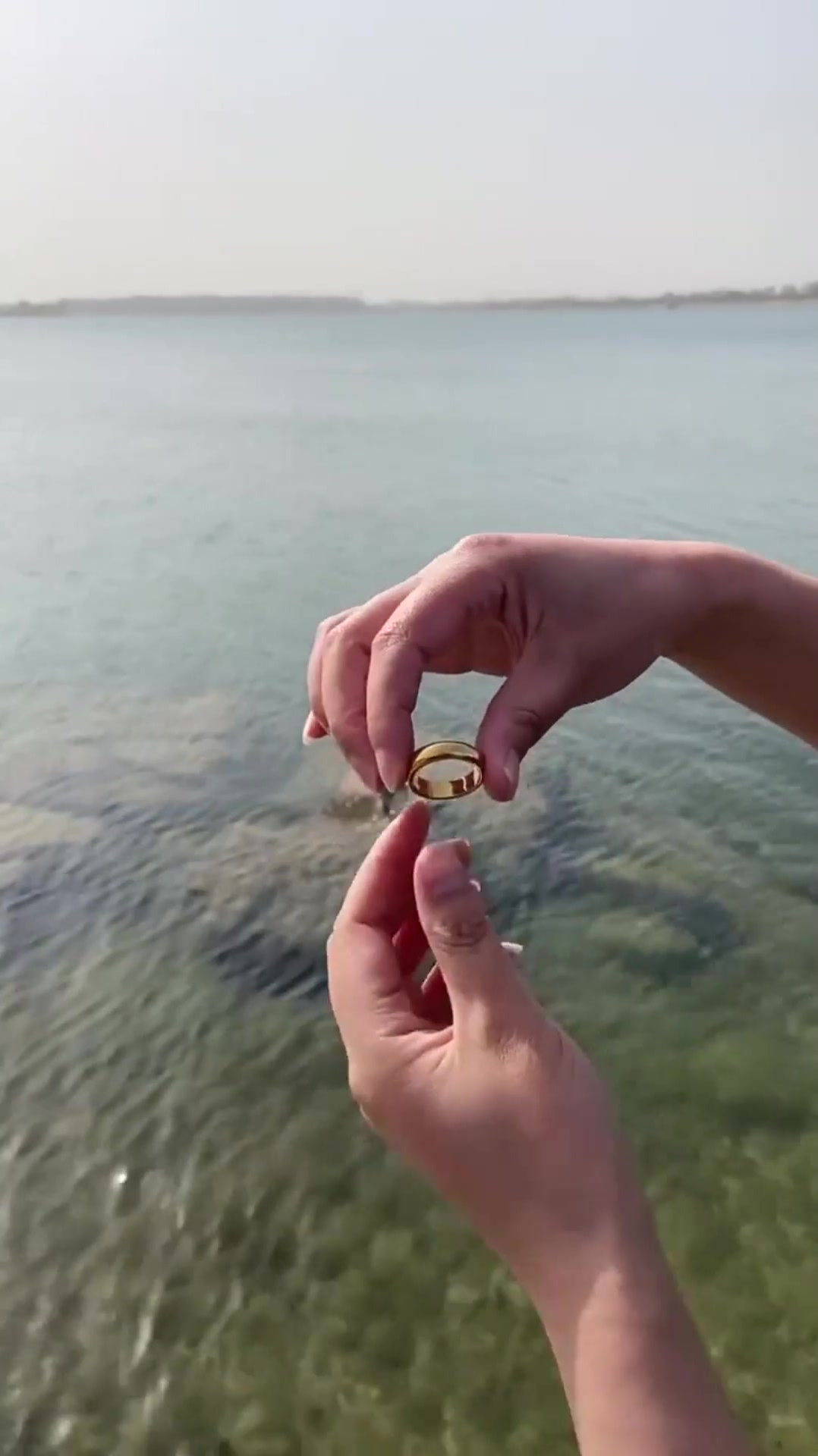 男友送的订婚戒指,没想到小的可怜,不扔了戴着会被闺蜜笑话