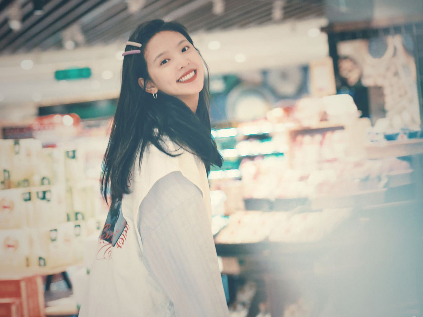 章若楠,有着清纯的长相,甜美的笑容和活灵活现的表现力.