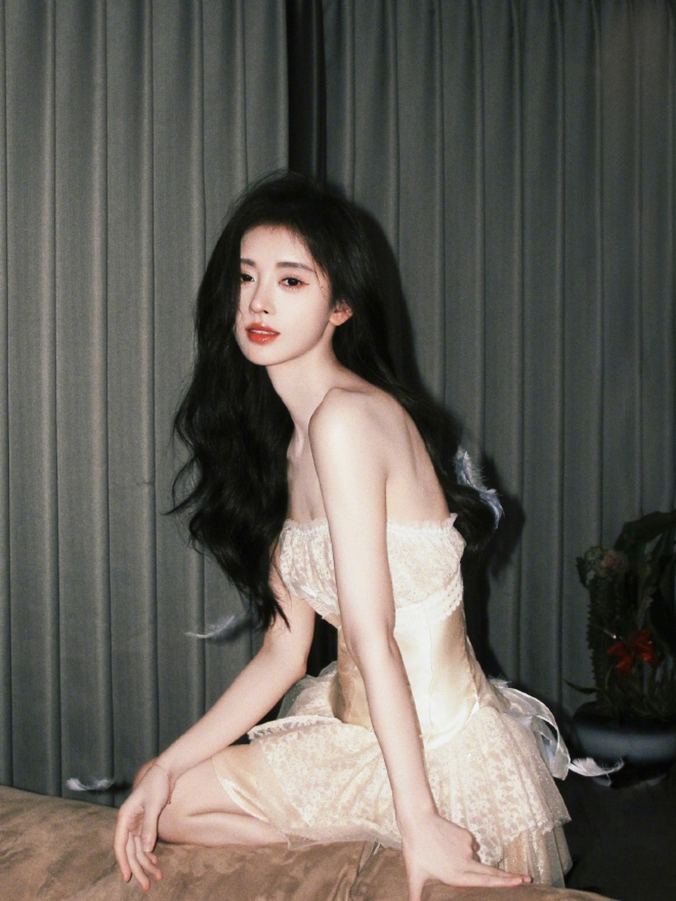 鞠婧祎分享胶片风写真 抹胸裙造型清新甜美