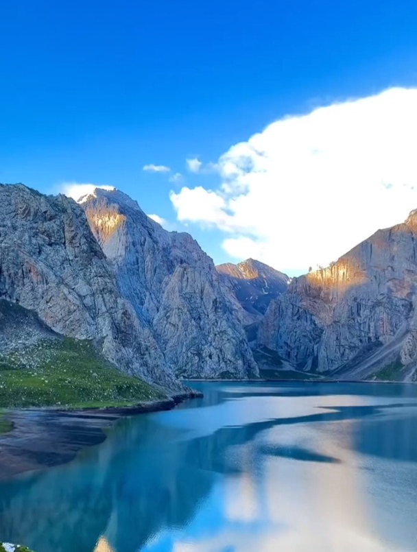 天堂湖每个时间段不一样光线不同湖面所产生的颜色都不一样