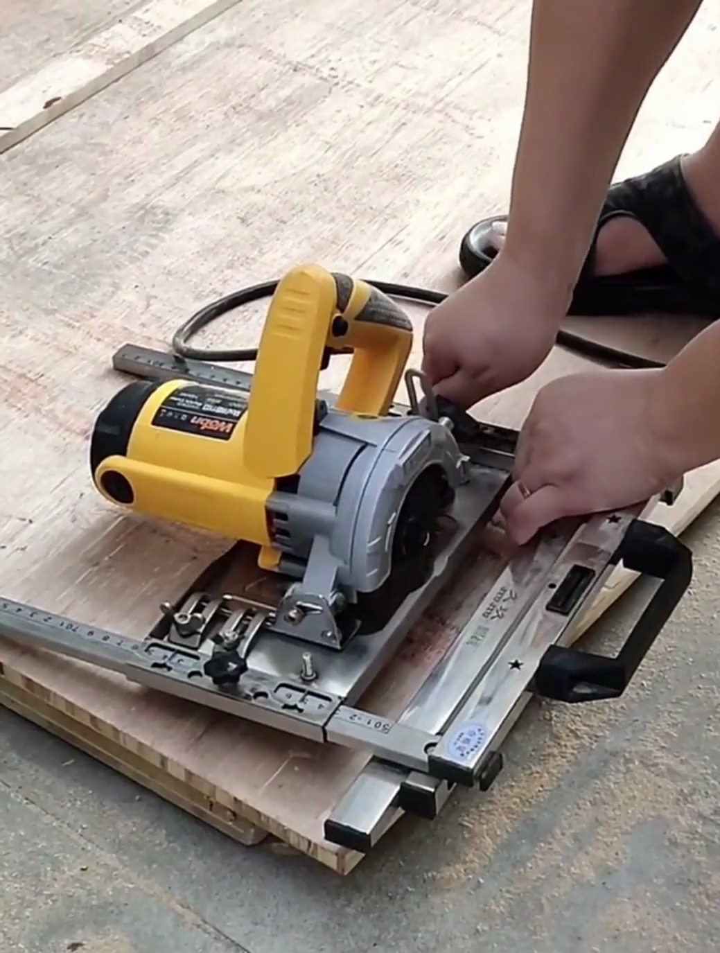 福建一师傅把云石机改装成台锯!这操作连老师傅都震惊!-度小视