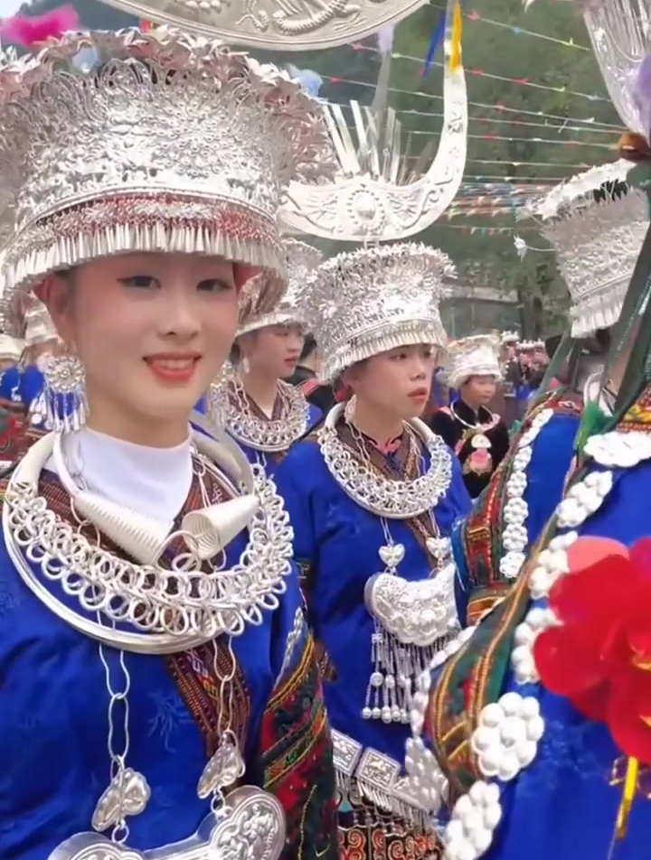 凯里黔东南格细村鼓藏节,两位苗族姑娘,各位铁铁还不赶紧出发啊