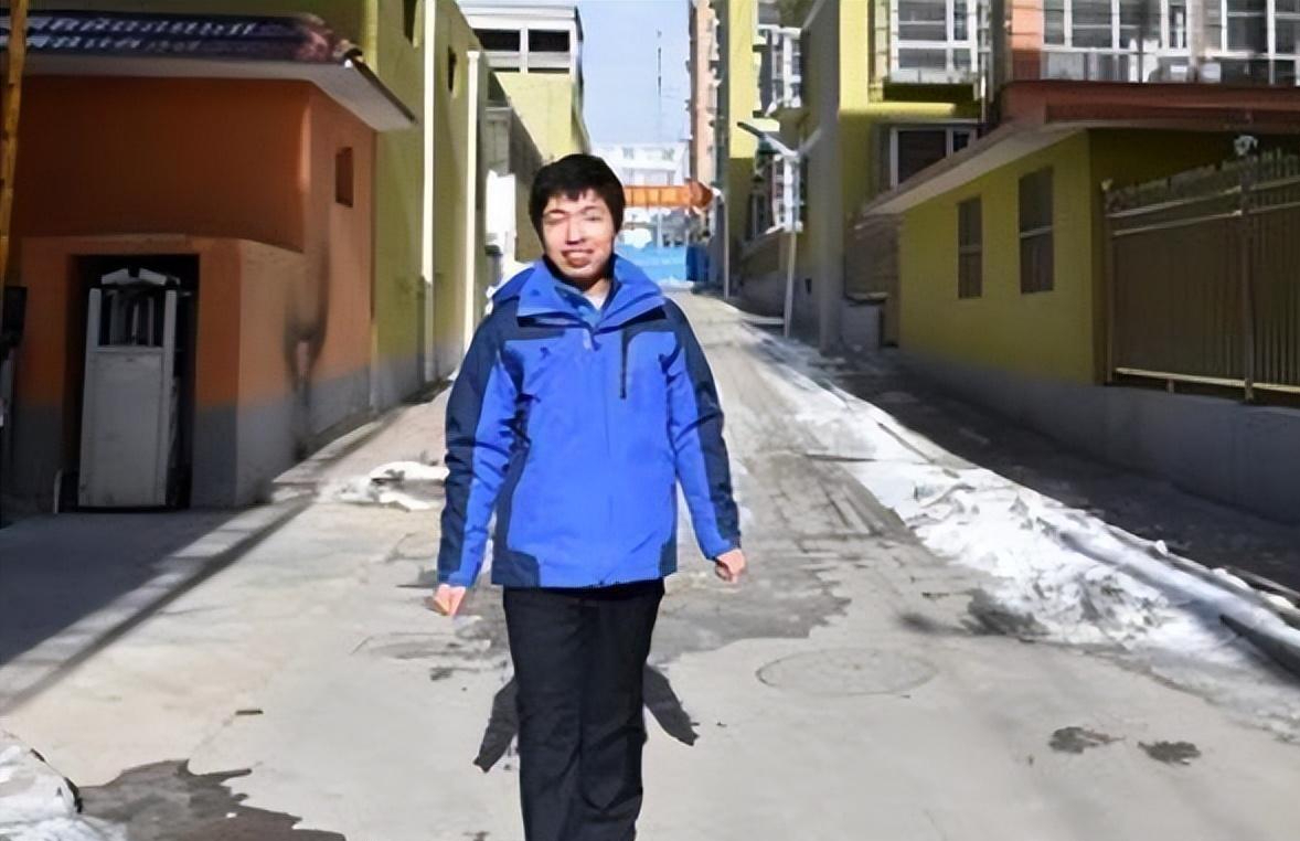 关于周玮的智力缺陷问题,其实在出生没几年的时候就已经确诊了,当家里