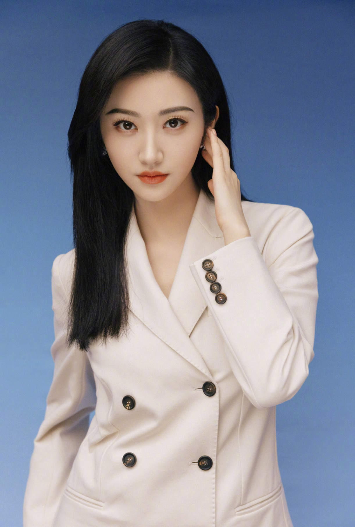 穿西装秀身材,自信满满!33岁的景甜却被吐槽"发福"