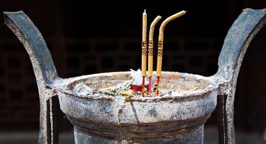 烧香时香灰烫手是什么征兆?"手得香"会发财?