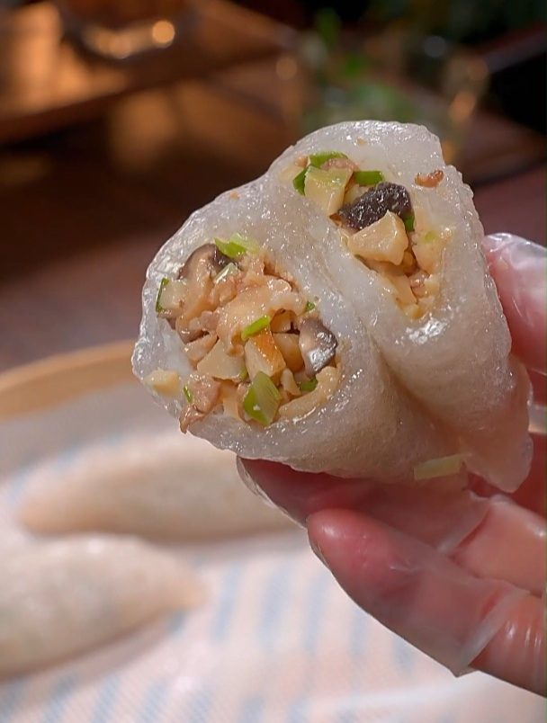 特色小吃客家笋粄,馅料丰富,外皮有嚼劲,百吃不厌