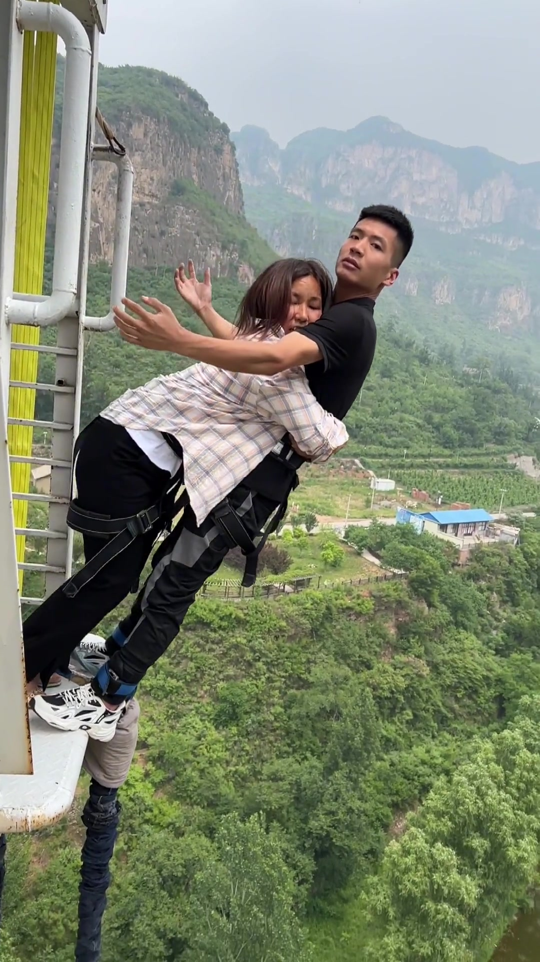 蹦极小贾蹦极危险动作请勿模仿有的路你必须一个人走