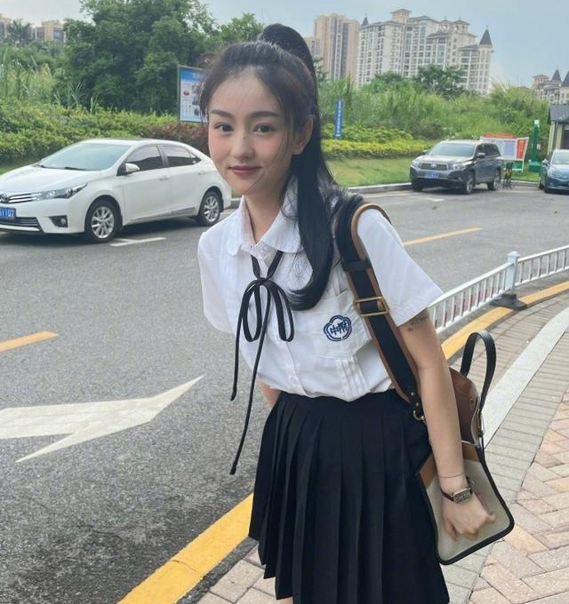 炫迈妹子:16岁爆红全网,吃毒蘑菇暴瘦,但因p图太狠频频翻车?