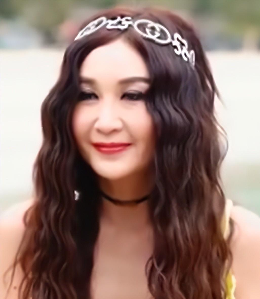 可如今六十岁的她晚年沉迷于医美驻颜,面部油光满面,表情也非常不自然