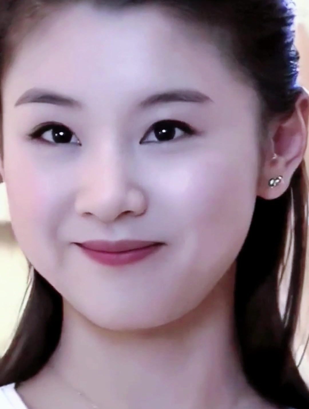 李小萌真有气质,"初恋脸"也能驾驭"睡衣裙",时尚潇洒气场足