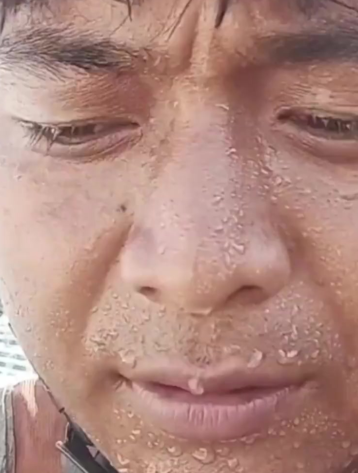 工人干活满头大汗,拿出解暑神器帮忙解暑