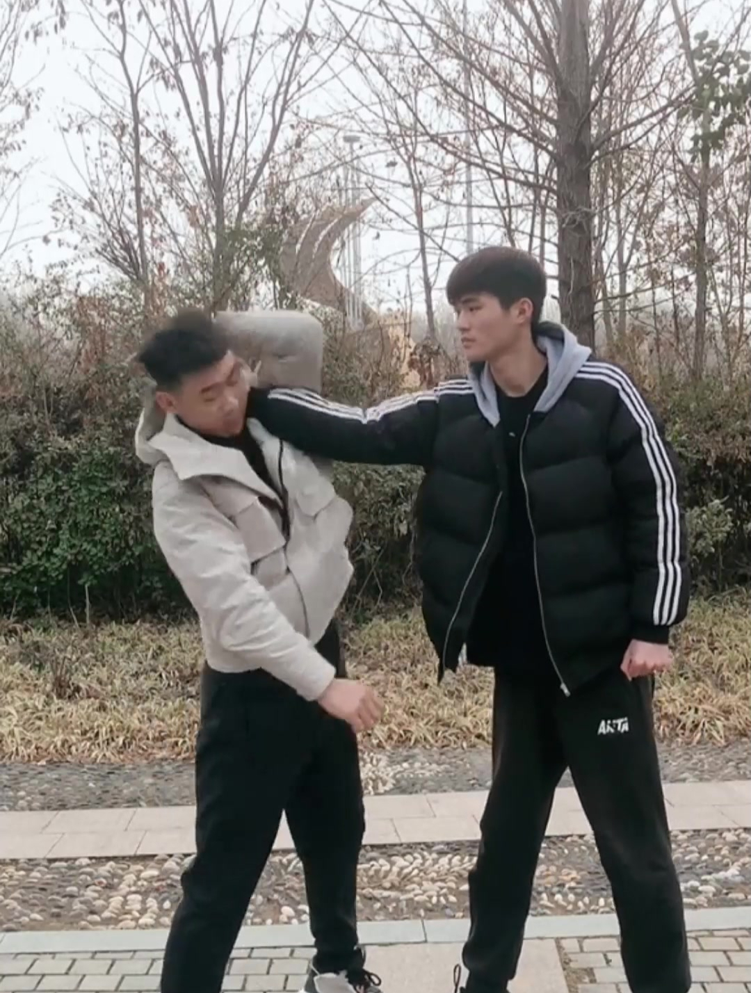 被对方正面抓衣服不放手的应对方法