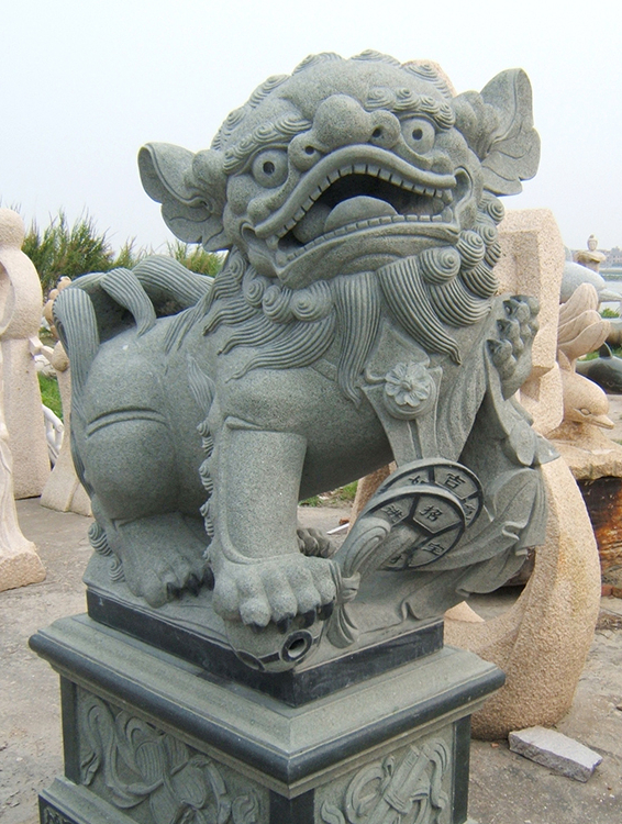 寺庙或祠堂门前石雕献钱狮造型活泼富有灵性
