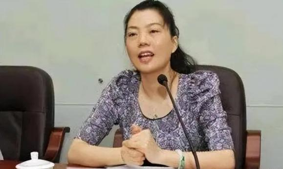 案例:中山秘书长邓洁,私人会所里肉身开团,每晚被领导见缝插针