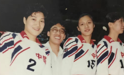 90年代"排球女神"李月明:与前夫离婚后再嫁美国人,今54岁生活滋润