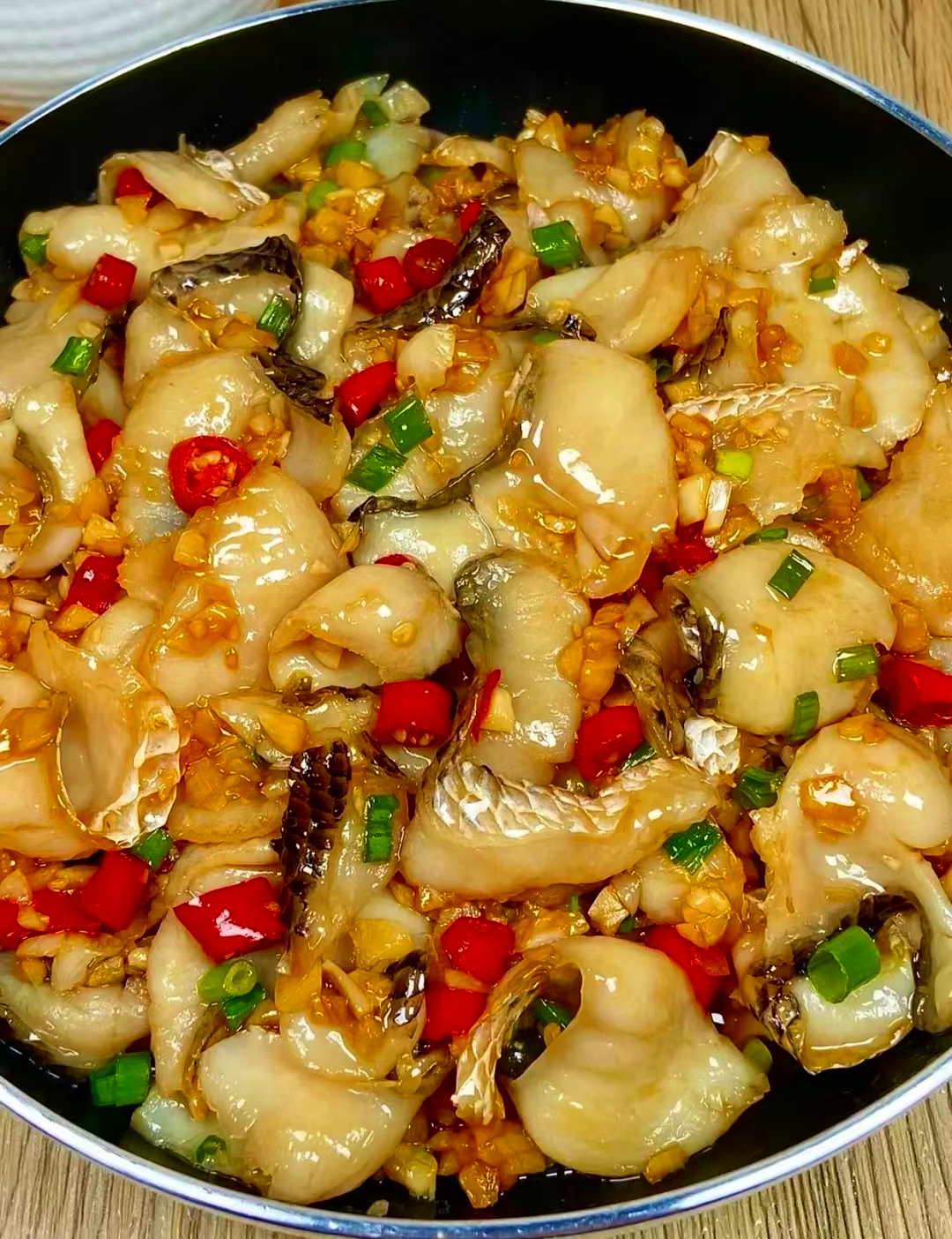 "惊喜!朋友家蒜蓉鱼片口感扎实,香味好诱人"