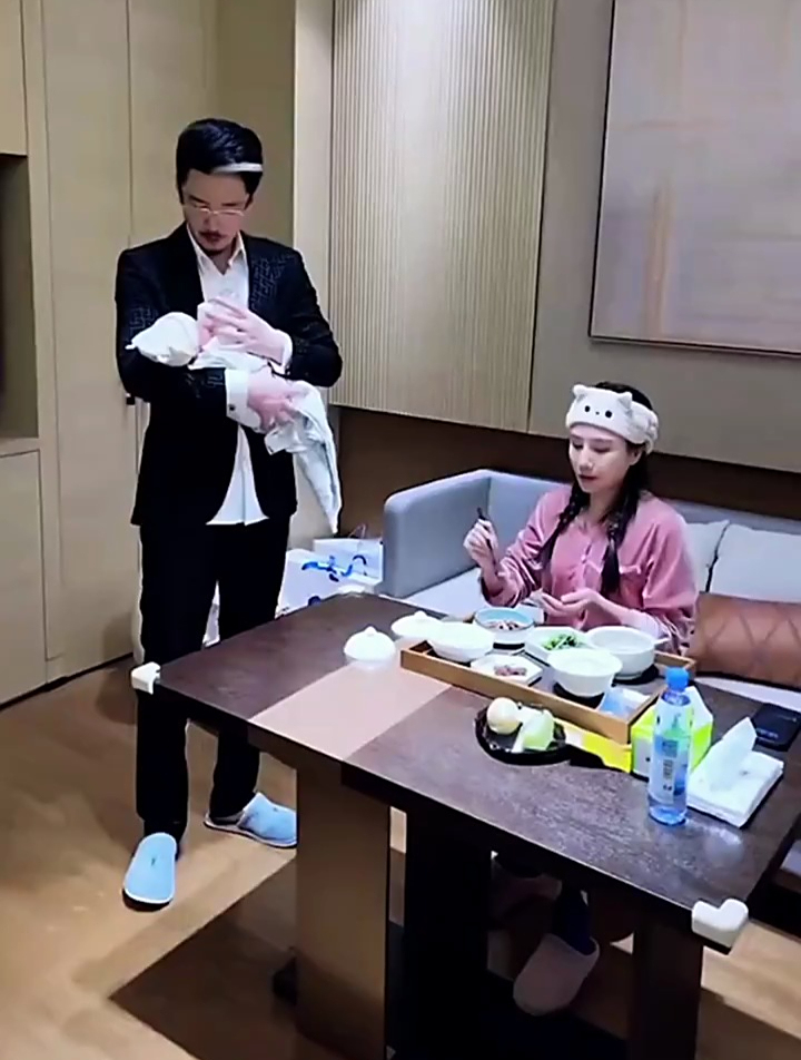 国岳真是居家好男人,亲自带女儿怡宝,让晓娅好好吃饭