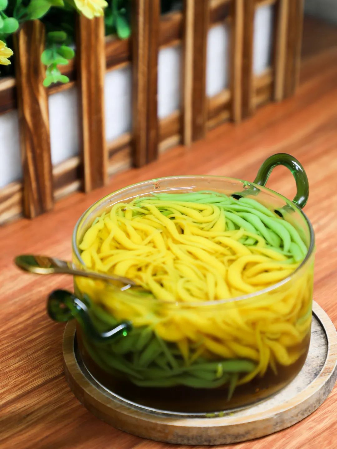 双拼槐花粉是店里的新品,用东南亚的绿色斑斓与橙黄透亮的槐花制作出