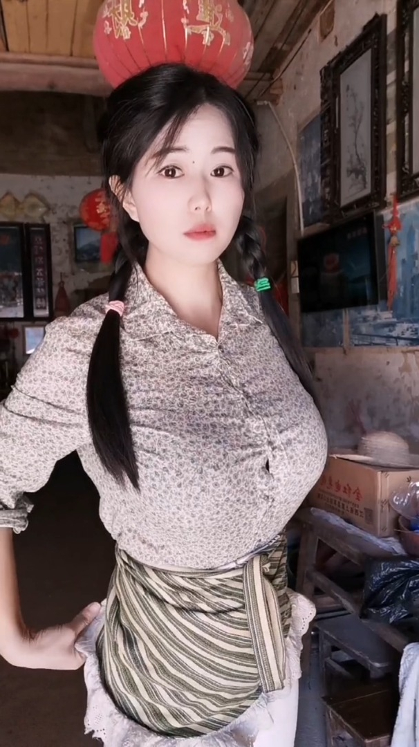 农村的麻花辫女孩,不仅好看还会干活,娶回家绝对会过日子!