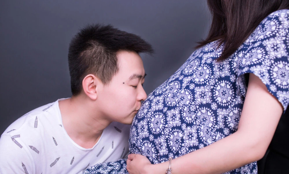 回顾福建夫妻生下黑人小孩,面对丈夫的质问,妻子:这是基因突变