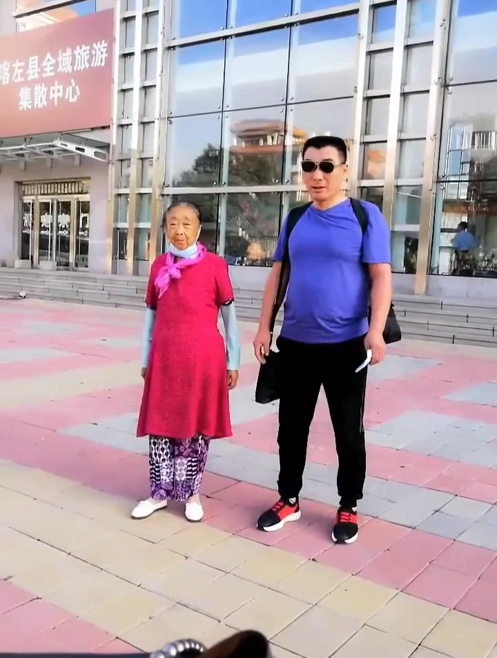 偶遇马大姐和李玉成,大姐穿的可真喜庆,身子骨真硬朗!