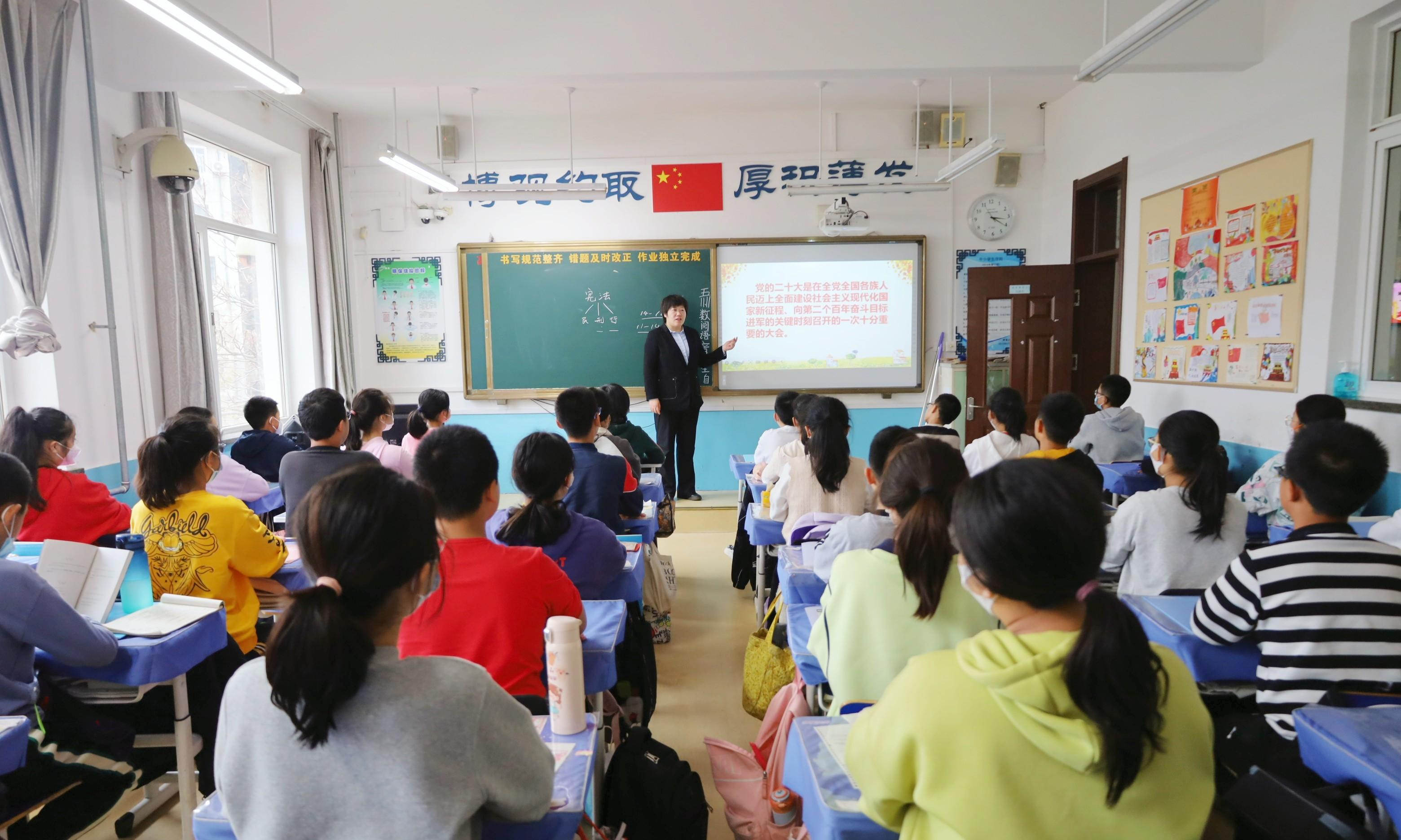 西岗党员律师普法讲师团到大连市西岗中学宣讲宪法