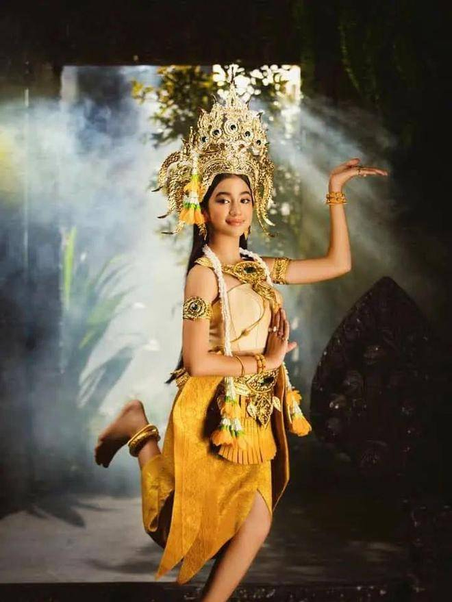 柬埔寨小公主身穿仙女服装美照曝光!网友:不愧是王室血脉!