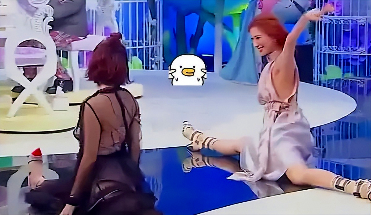 "学霸女神"林志玲,有颜值有情商,与小s玩一字马被地板反光