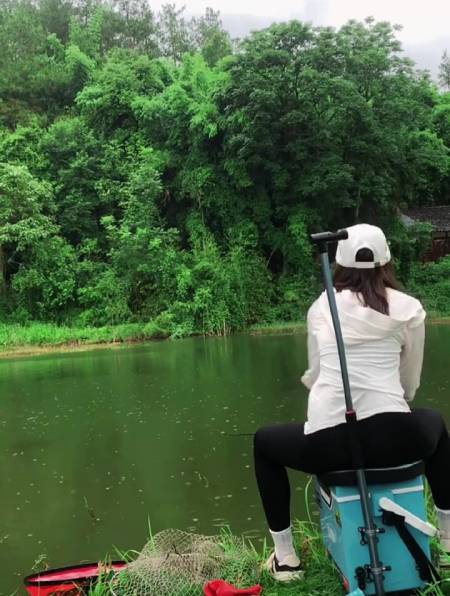 下着小雨,在河边钓鱼别有一番意境