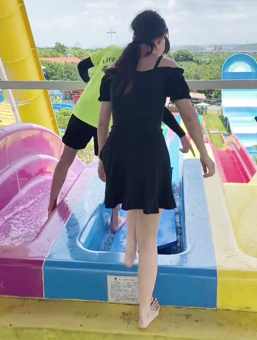 水上乐园的泳装小姐姐,看到她穿的这身比基尼,真性感!-度小视