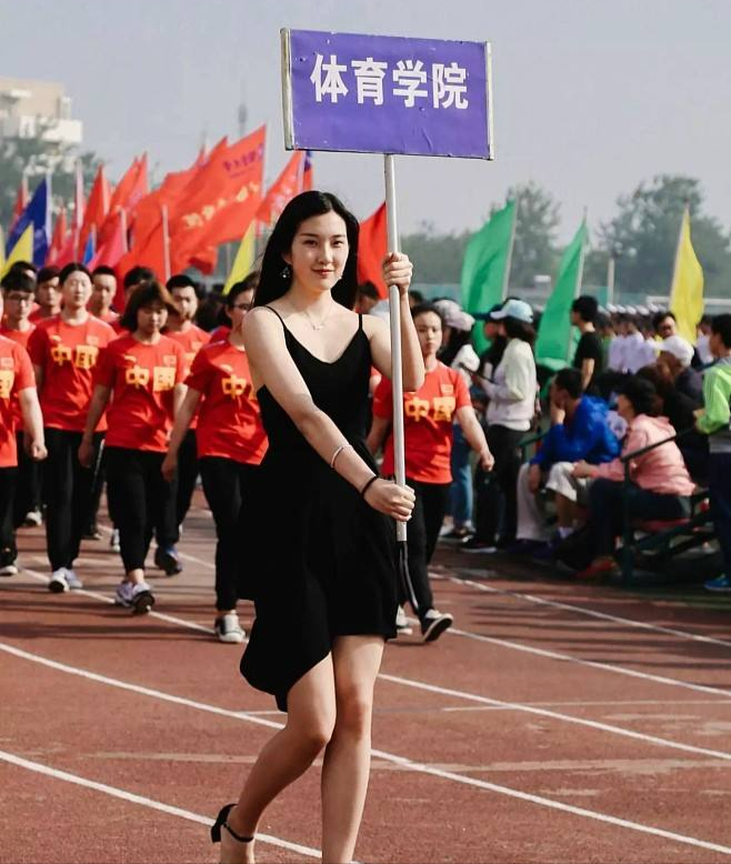 60,70运动会简单快乐,大学运动会看举牌的小姐姐,小学太费钱!