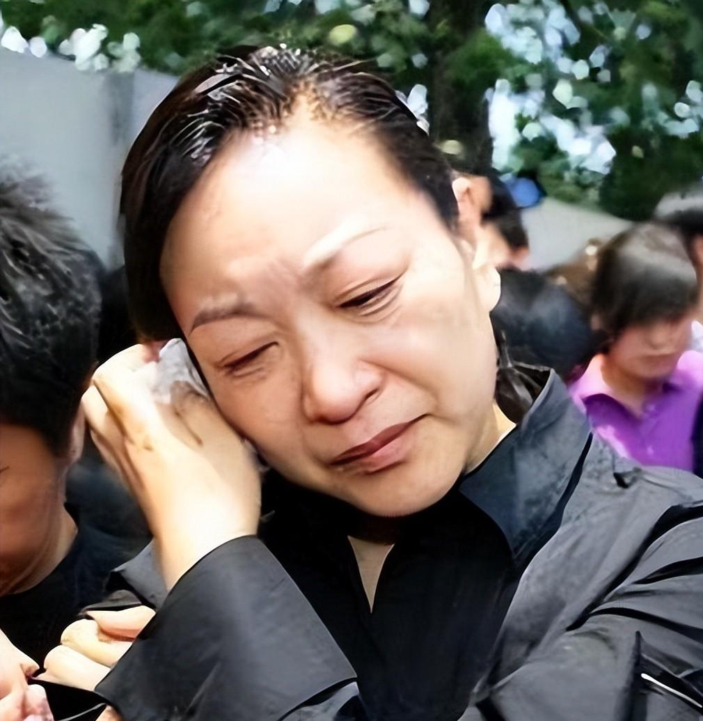 罗京遗孀刘继红在丈夫葬礼上哭到晕厥7年后带儿子改嫁富商