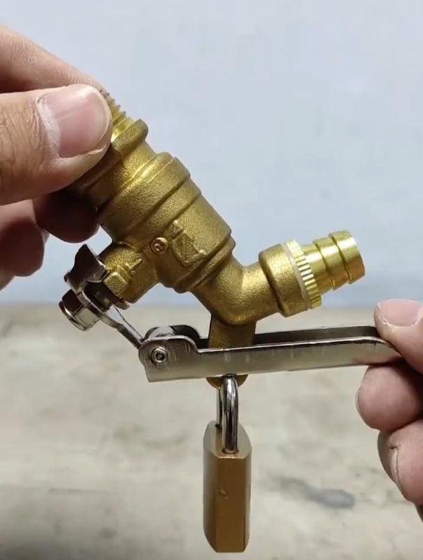 室外装水龙头,就用这种带锁水龙,用水方便还不怕别人偷水用