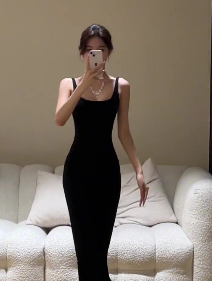 女生御姐风穿搭对镜自拍,走路婀娜多姿 气场全开,"这身材我太羡慕了"