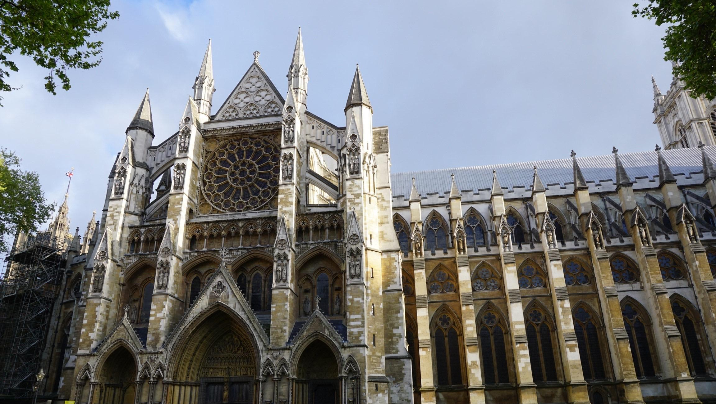 浅析12世纪圣德尼教堂的建筑特色是哥特式建筑先锋的原因