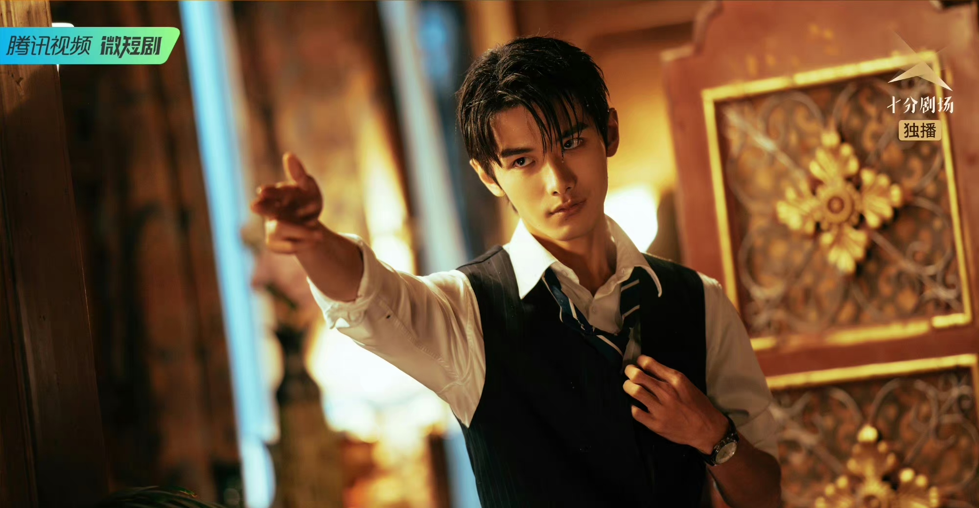 杨幂和资本大佬同桌吃饭,全程笑脸相陪,素颜简妆有深意