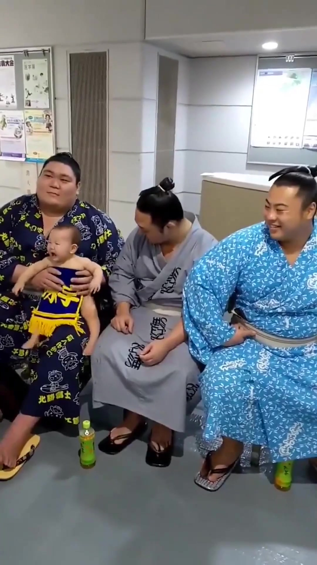 日本孩子"开光"仪式,被相扑选手抱过,人生是有加持的!